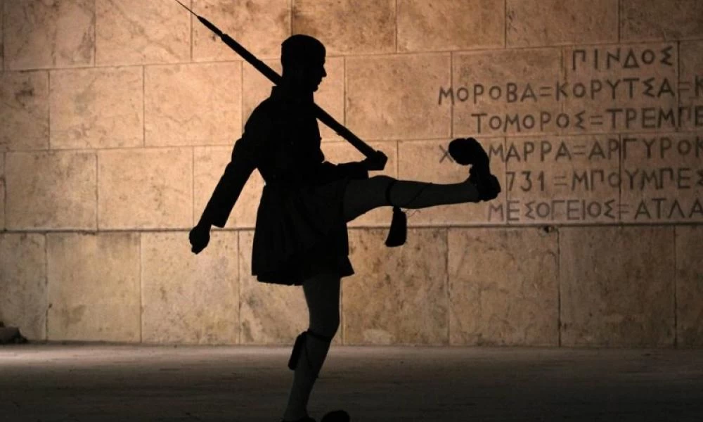 Οι Εύζωνες απαντάνε στις ύβρεις για την Ευζωνική στολή